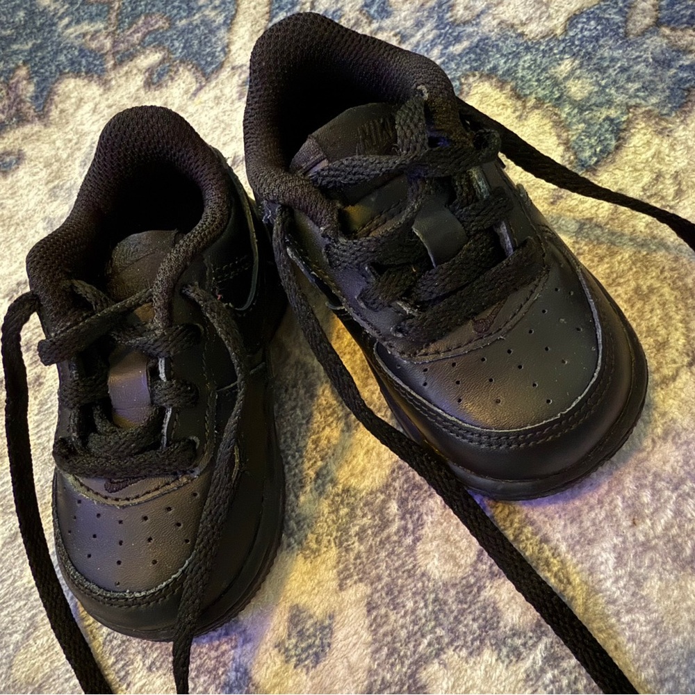 Nike Black Low-Top Sneakers with Rubber Sole